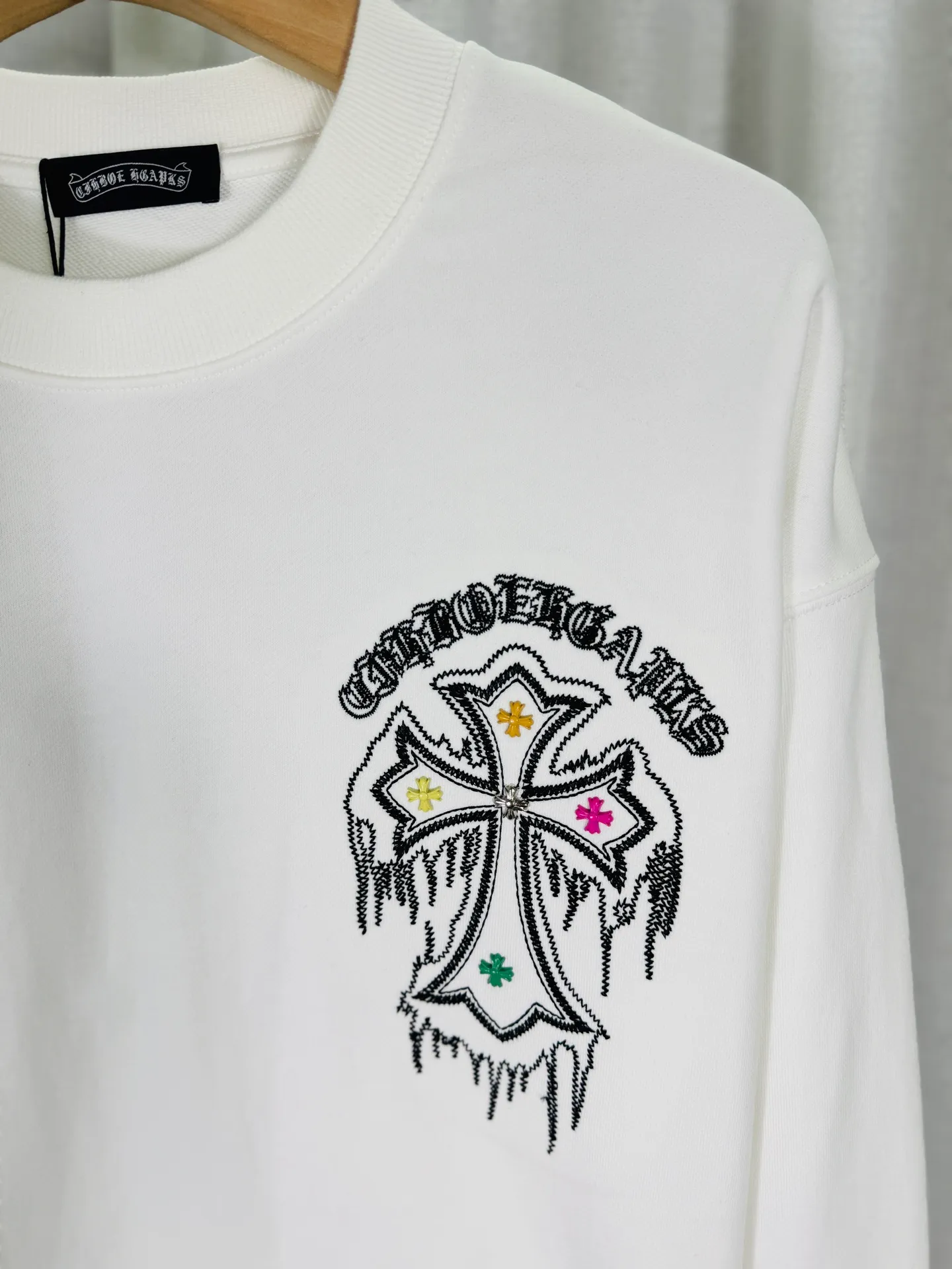P260 top version, real shot without P, ​​different from market currency) 𝗖𝗵𝗿𝗼𝗺𝗲 𝗛𝗲𝗮𝗿𝘁𝘀/Cro Heart 2025 washed patch embroidery autumn and winter new original single counter American laser burnt 3D three-dimensional color embroidered couple casual sweatshirt 👑The highest version! Customized fabric 430g tripe terry fabric! American acid-washed and distressed original fabric laser burnt ✟appliqué embroidery and exquisite embroidery of letters! The best-selling model in the counter, very comfortable to wear. Accessories: original molded and authenticated collar label➕100% silk wash label. Genuine purchase-grade original hangtag➕matching hanging rope➕3D hanging beads➕original packaging bag. Craftsmanship: The original version has consistent wiring! The highest version of the armhole matching technique! Color: White Black Size: S M L XL Style Number: 25-355
